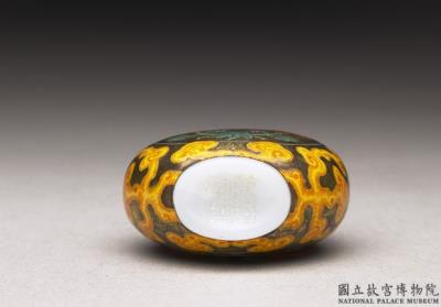 图片[3]-Glass-body painted enamel snuff bottle with auspicious characters for “Longevity of the Heavens and Earth” on a gold background, Qing dynasty, Qianlong reign (1736-1795)-China Archive